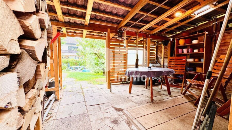 Modernisiertes Einfamilienhaus mit Einliegerwohnung, Wintergarten, Sauna und 2 Garagen - Überdachter Freisitz / Holzlager / Zugang Garten